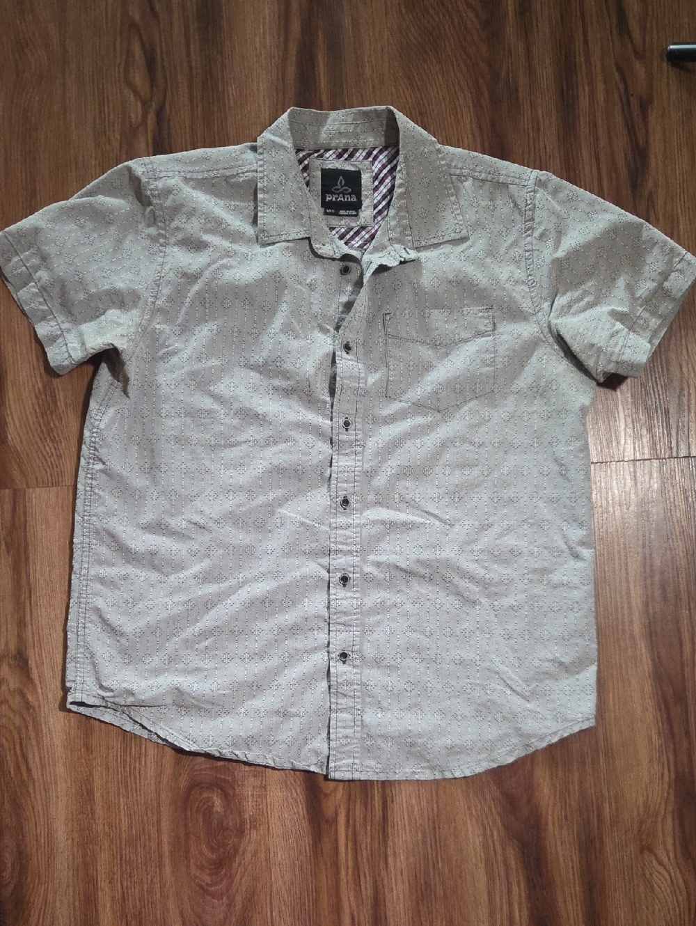 Prana Men’s Short Sleeve Button-Down Shirt with Subtle Pattern Size Medium
